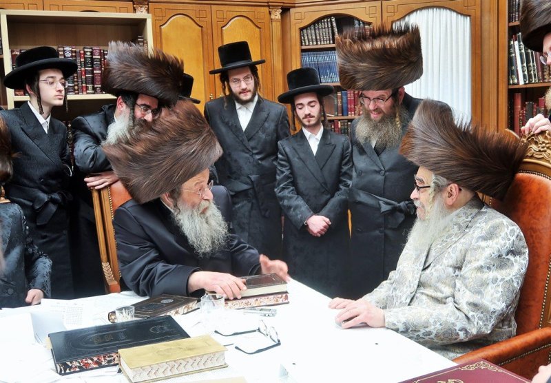 בחצרות סאטמר