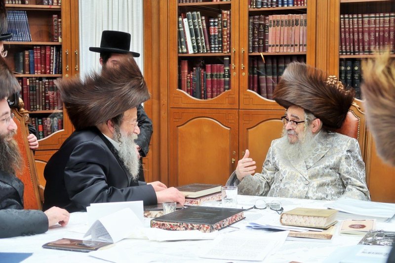 בחצרות סאטמר