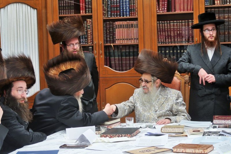 בחצרות סאטמר