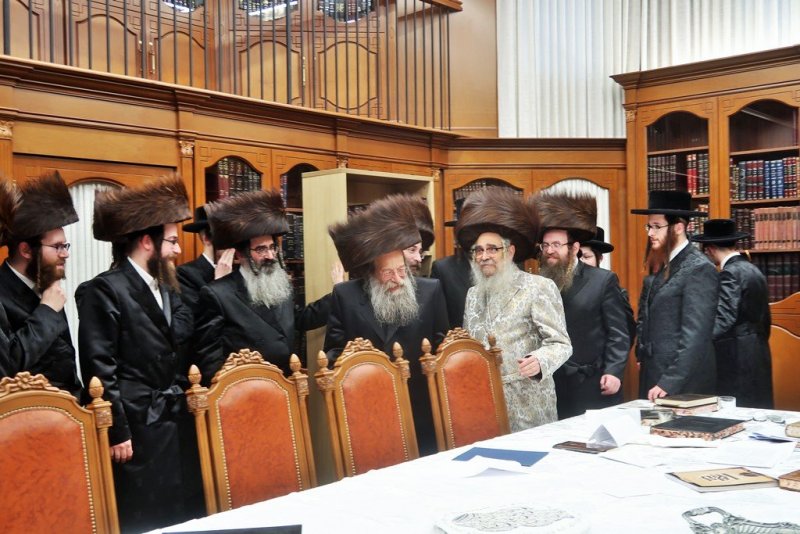 בחצרות סאטמר