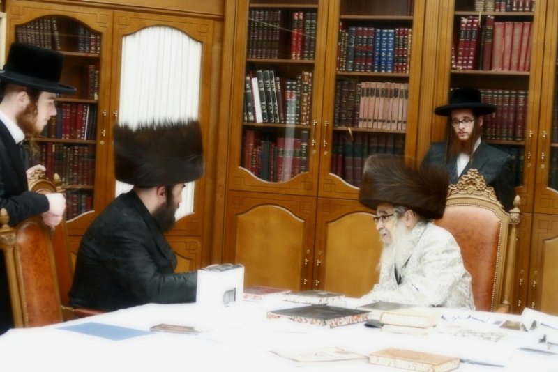 בחצרות סאטמר