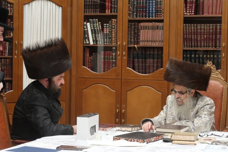 בחצרות סאטמר