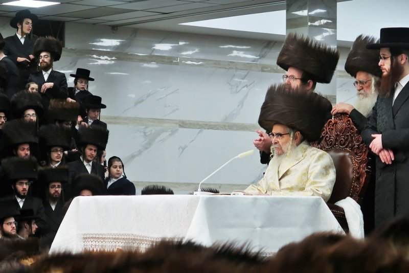 בחצרות סאטמר