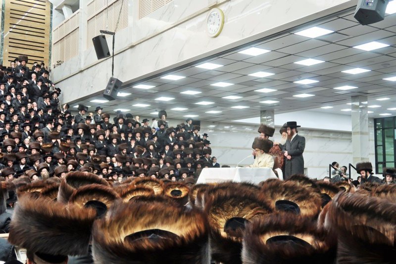 בחצרות סאטמר