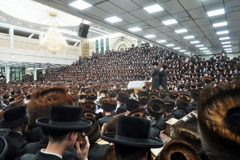 בחצרות סאטמר