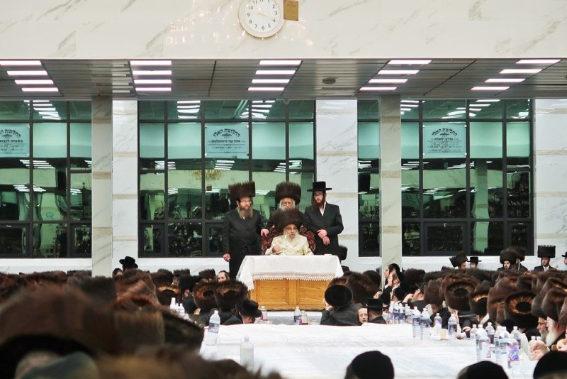 בחצרות סאטמר