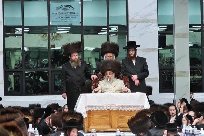 בחצרות סאטמר