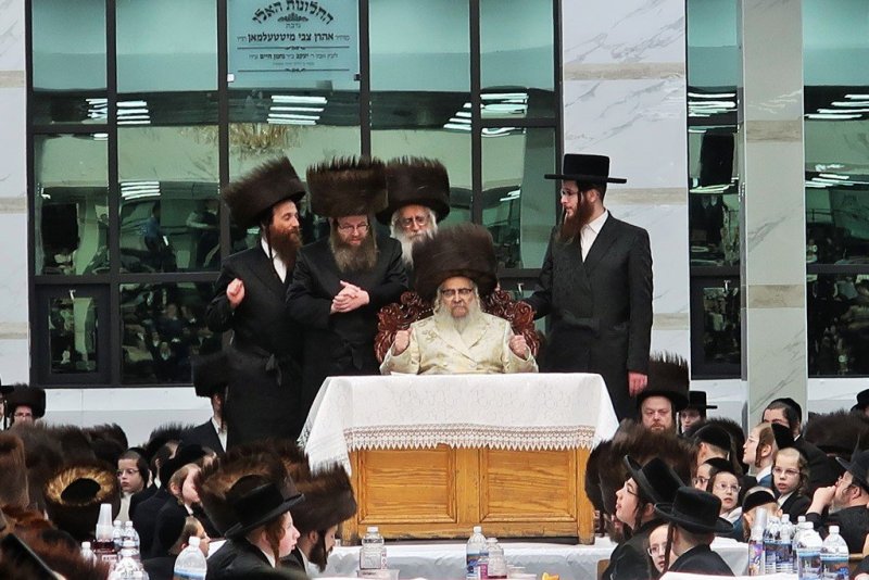 בחצרות סאטמר