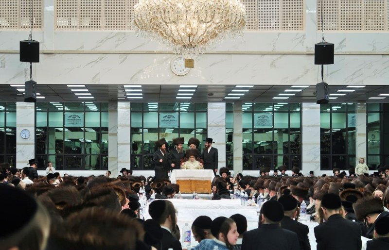 בחצרות סאטמר