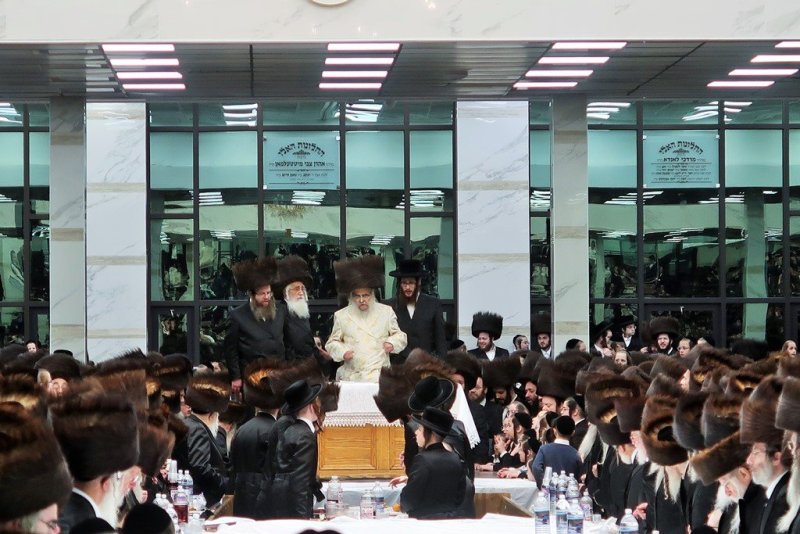 בחצרות סאטמר