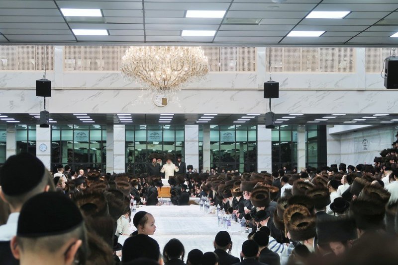 בחצרות סאטמר