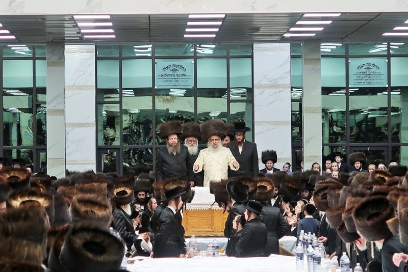 בחצרות סאטמר