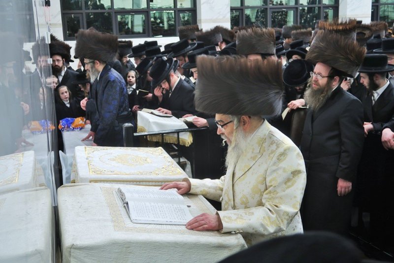 בחצרות סאטמר