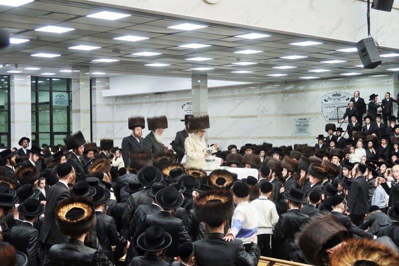 בחצרות סאטמר