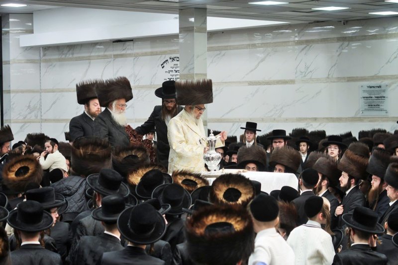 בחצרות סאטמר