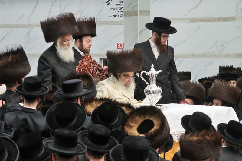 בחצרות סאטמר