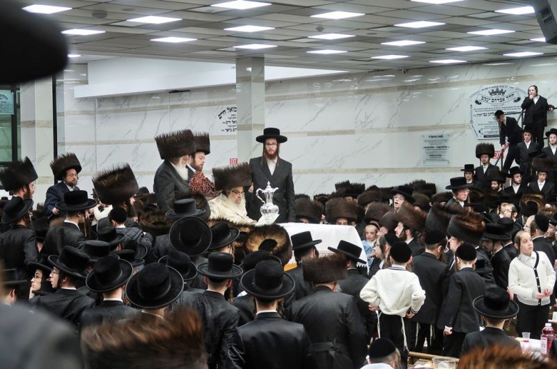 בחצרות סאטמר