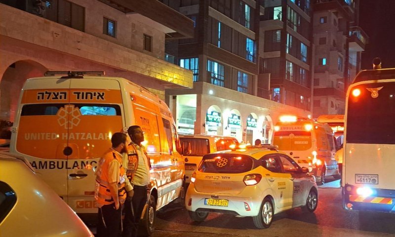 רוכב אופנוע נפגע מאוטובוס בבני ברק: "הוא שכב מעורפל הכרה"