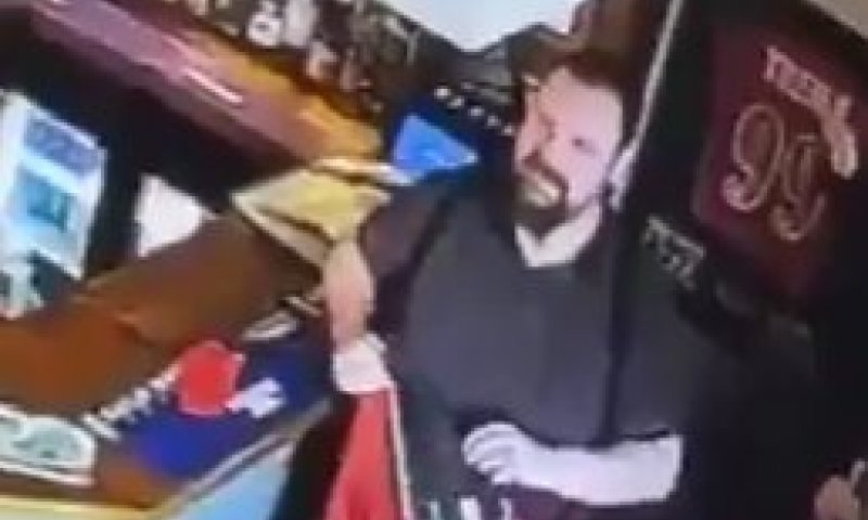 ניאו-נאצים חגגו יום הולדת להיטלר בפאב עם דגלים ועוגת צלב קרס