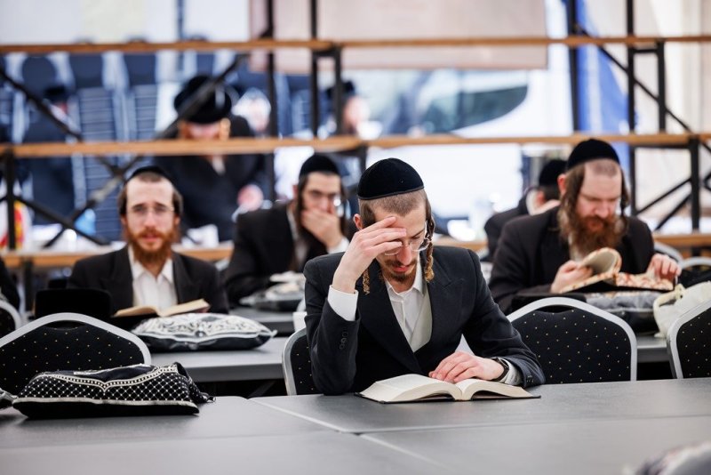 אברומי בלום ואייזיק ג.