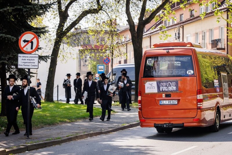 אברומי בלום ואייזיק ג.