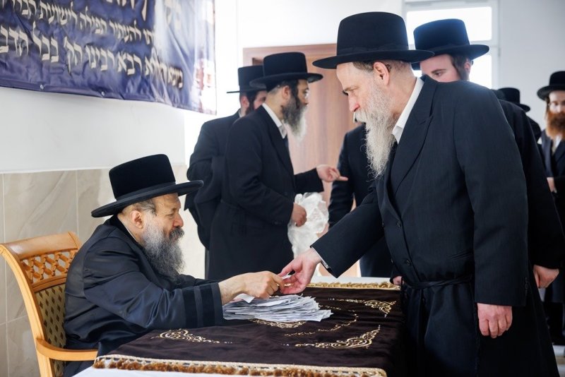 אברומי בלום ואייזיק ג.