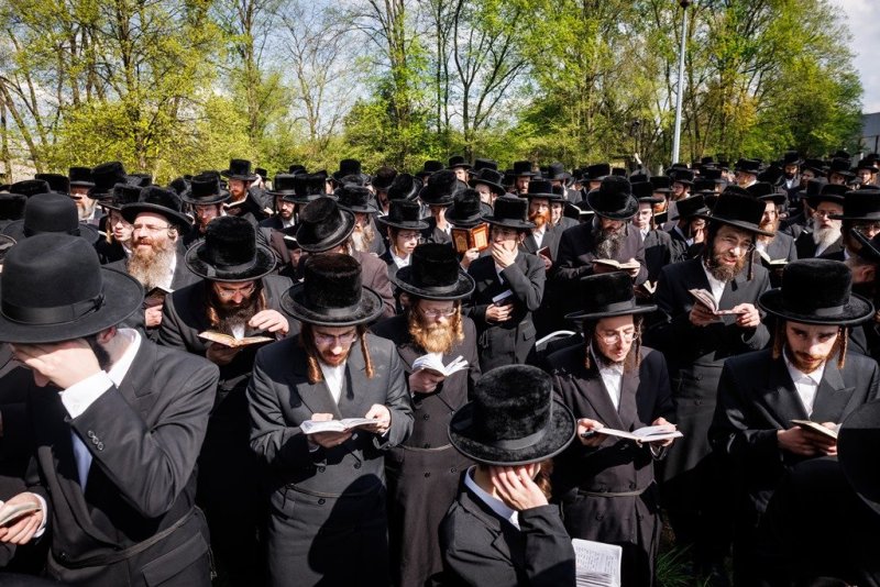 אברומי בלום ואייזיק ג.