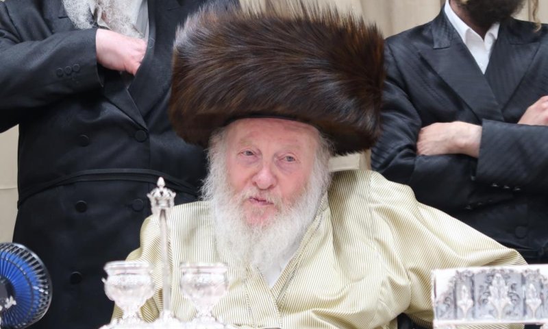 קרעו שערי שמים: האדמו"ר מהרי"ד מלעלוב התמוטט במקווה - מצבו קשה