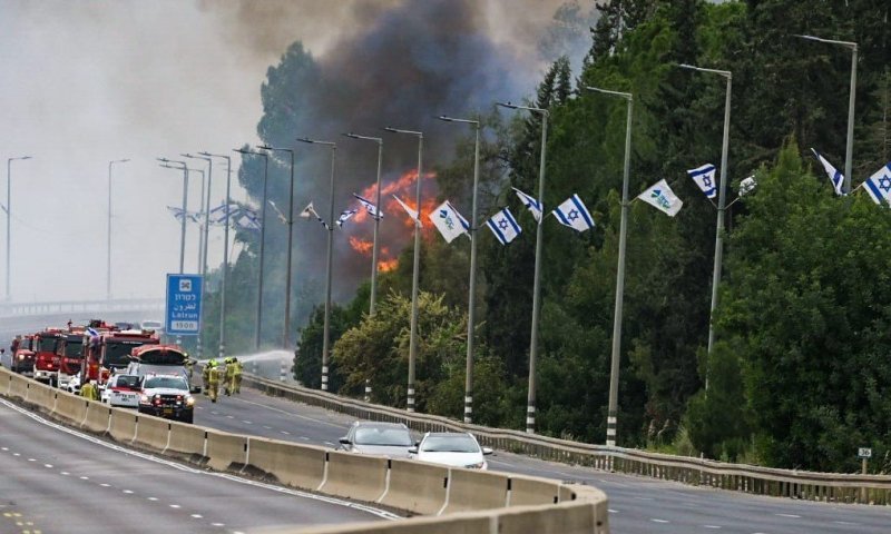 עדיין נלחמים בלהבות: צוותי הכיבוי טרם השתלטו על השריפה, הצירים נפתחו