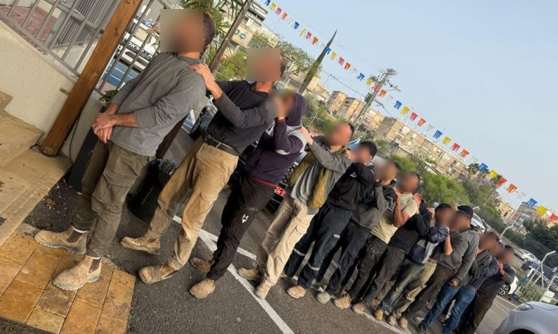 רכב הסעות נעצר לבדיקה ונמצא עמוס בשוהים בלתי חוקיים