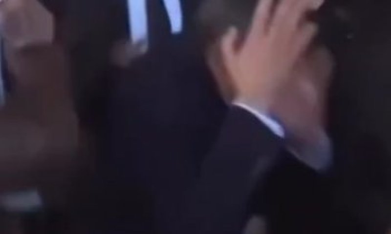 יו"ר האופוזיציה בטורקיה חטף אגרוף בפניו