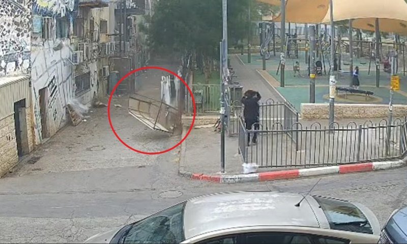 אברך ניצל בנס: שולחן עף מגג במהלך הסערה בירושלים