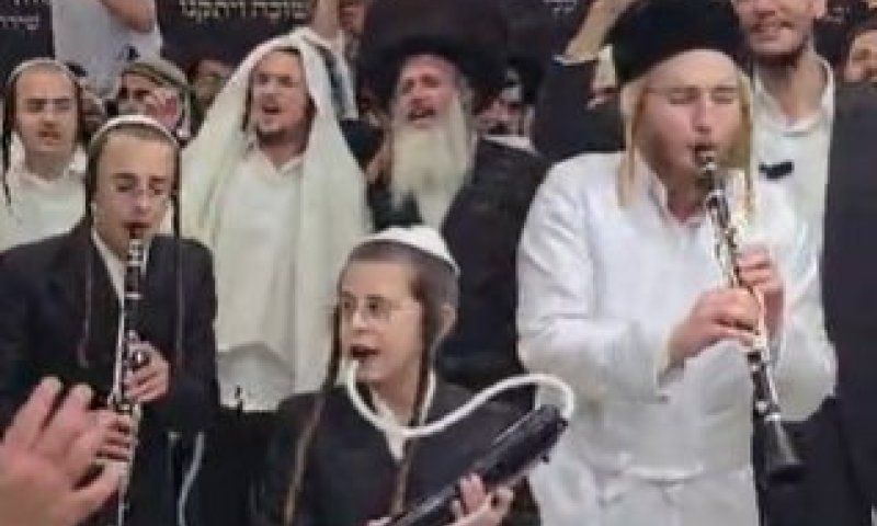 למרות המחסור בטיסות: אלפים חגגו את חג השבועות אצל רבי נחמן מברסלב