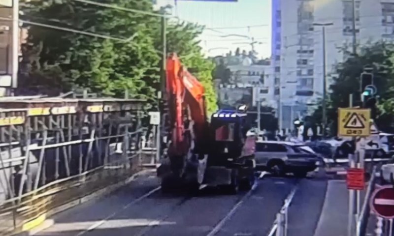 שיבוש בתנועת הרכבת הקלה בירושלים בעקבות פגיעת טרקטור בכבל חשמל | תיעוד
