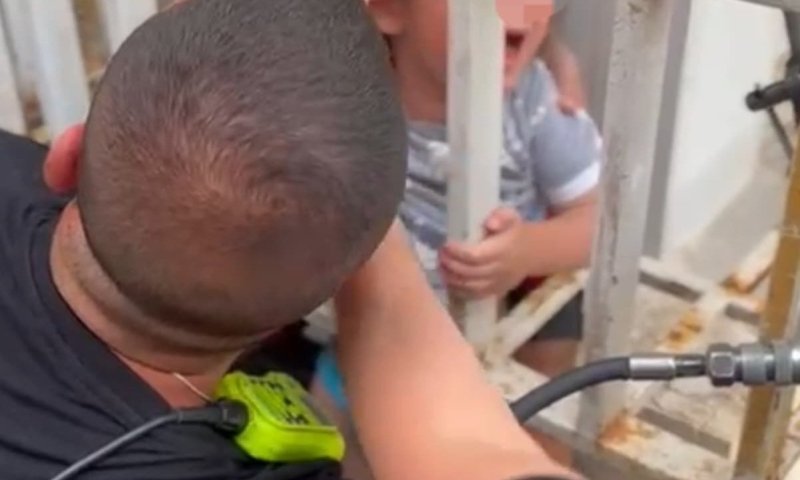 מפחיד: הפעוט נלכד בסורגים, הכבאים הוזעקו לחלץ