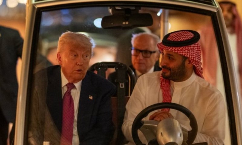 טראמפ מקבל 'וולקאם' סעודי בסטייל: סיבוב VIP בקלנועית