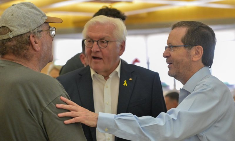נשיא גרמניה שתל עץ בבארי: "מה שראינו לא ימחק מזיכרוננו לעולם"