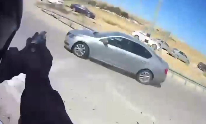 השוטר ירה לעבר הגלגלים והנהג איבד שליטה: מרדף מסוכן הסתיים בתאונה ומעצר