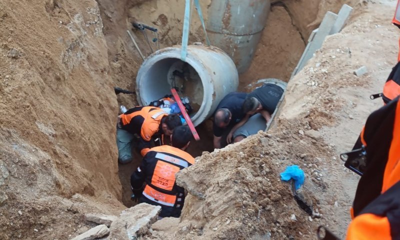 צינור כבד נפל על שני פועלים בבני ברק - אחד נהרג והשני נפצע