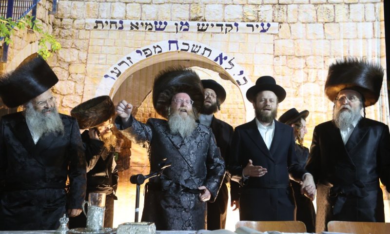 המונים נהרו למעמד ההדלקה אצל האדמו"ר מטרעבישאן | צפו