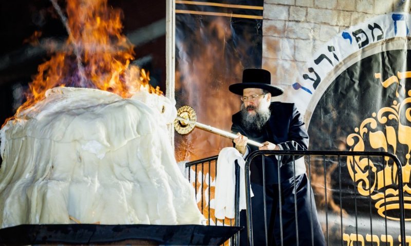 ברחבת ביהמ"ד החדש: אלפים בהדלקה אצל הרבי מבאבוב - 45