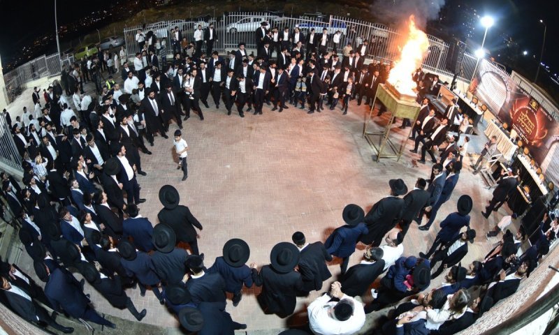 האש בערה ב'אבני נזר': ראש הישיבה הדליק יחד עם מאות מתלמידיו