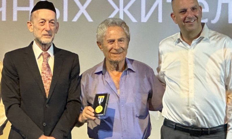סגן השר אורי מקלב העניק את ‘אות התקומה’ לניצולי שואה
