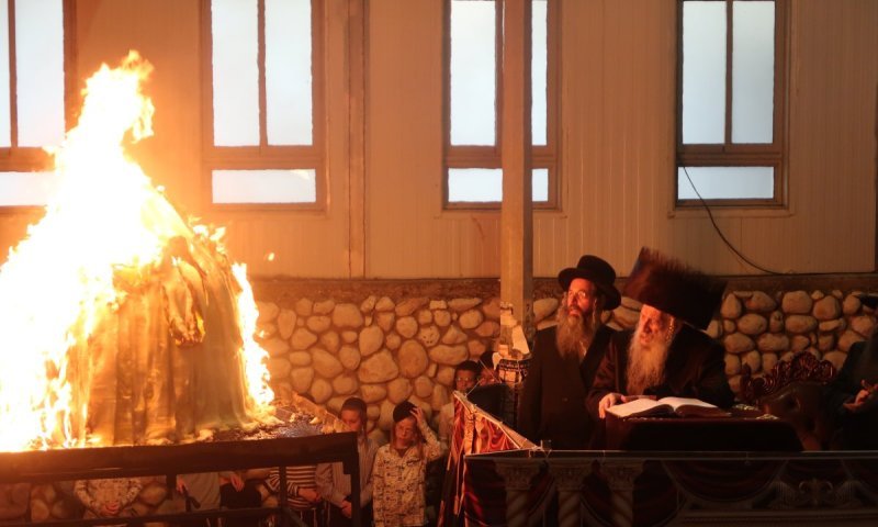 אור מופלא רום מעלה: מעמד ההדלקה בחצר טשארנאביל