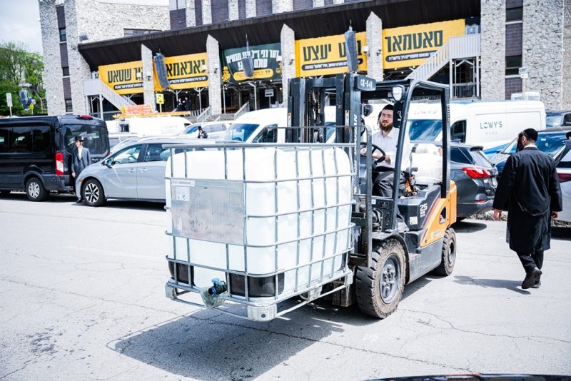 בחצרות סאטמר