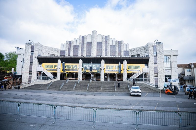 בחצרות סאטמר