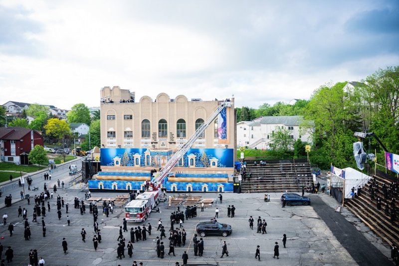 בחצרות סאטמר