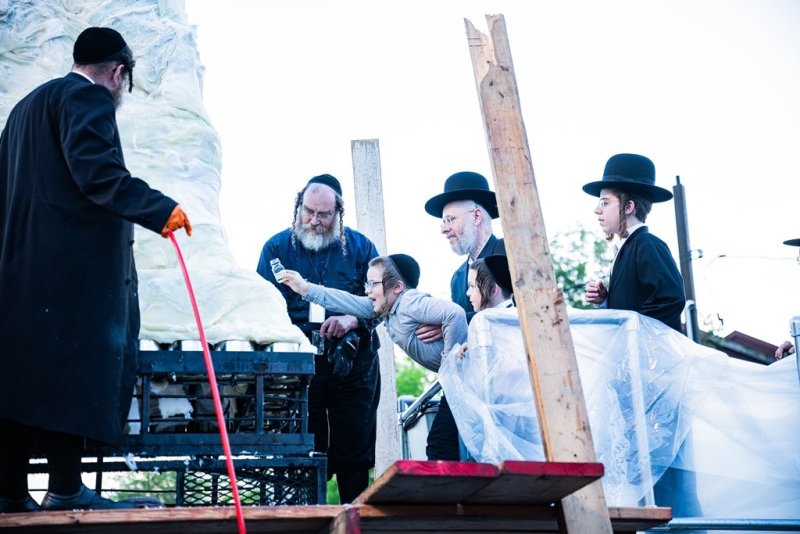 בחצרות סאטמר