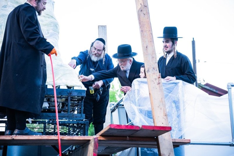 בחצרות סאטמר