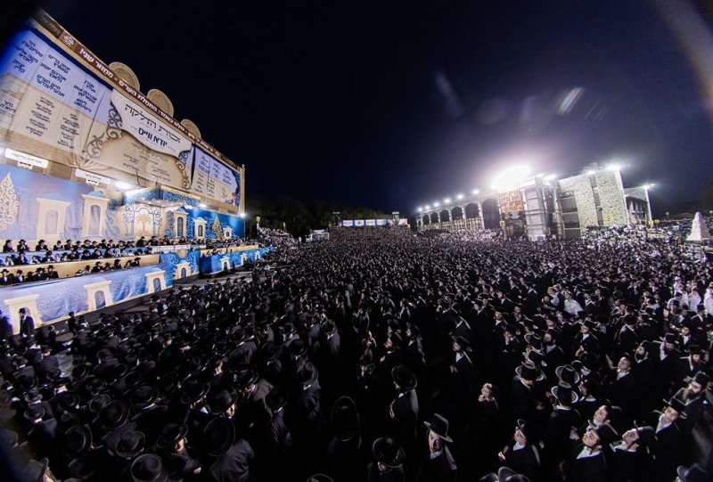 בחצרות סאטמר